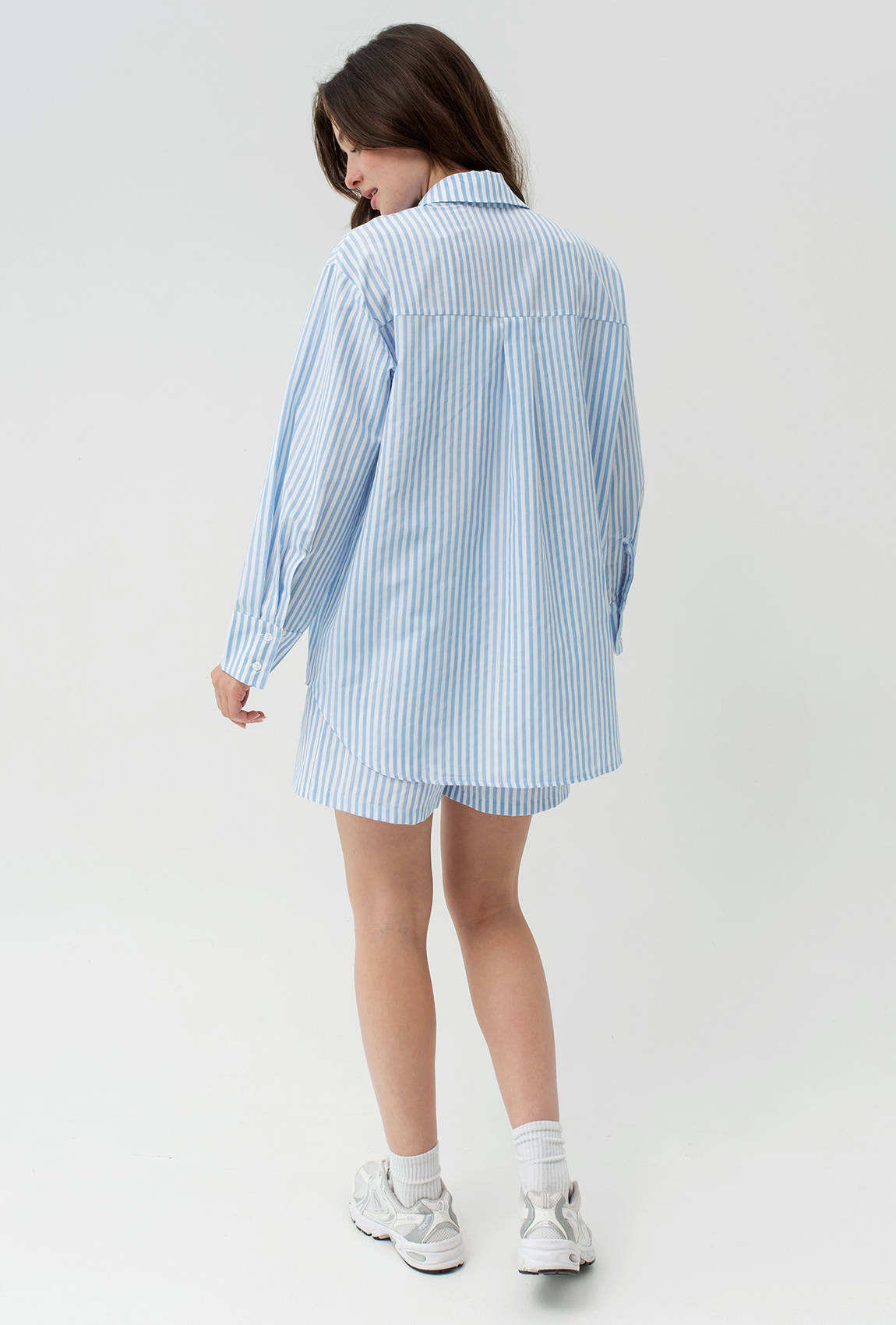 Бело-голубой костюм в полоску с шортами —  574035. Maritel. Изображенние 2