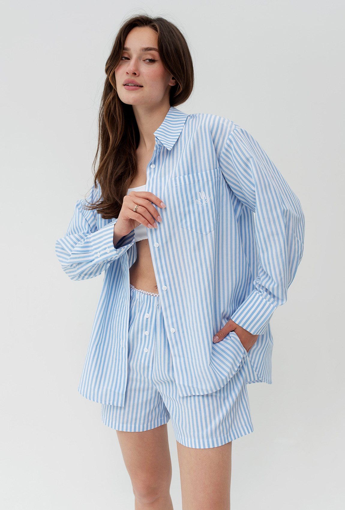 Бело-голубой костюм в полоску с шортами —  574035. Maritel. Изображенние 3