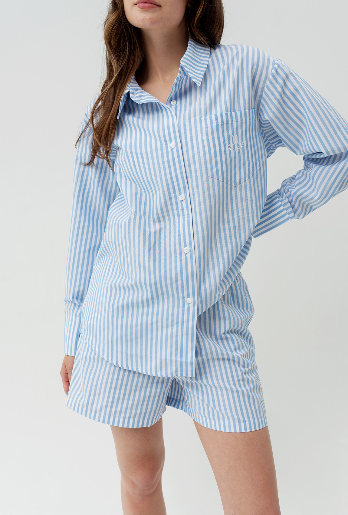 Бело-голубой костюм в полоску с шортами —  574035. Maritel. Изображенние 5