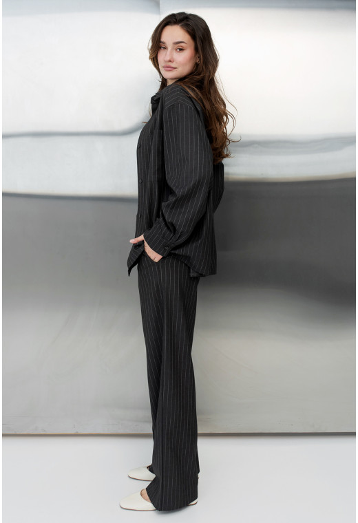Графітовий костюм в смужку — 721159. Maritel. Зображення 1 Графітовий костюм в смужку — 721159. Maritel. Зображення 1