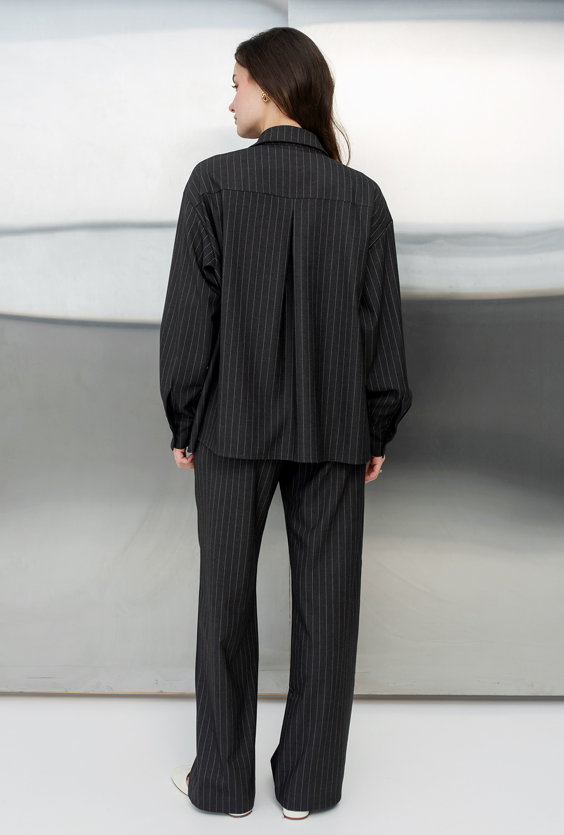 Графітовий костюм в смужку — 721159. Maritel. Зображення 2 Графітовий костюм в смужку — 721159. Maritel. Зображення 2