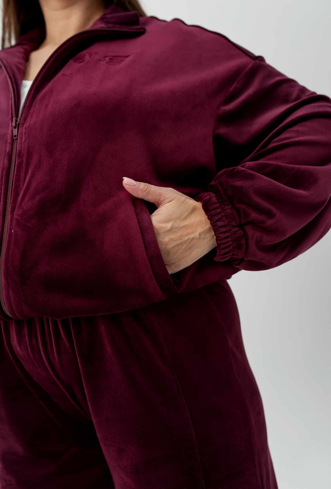 Бордовый велюровый костюм — 622436. Maritel. Изображенние 5 Бордовый велюровый костюм — 622436. Maritel. Изображенние 5