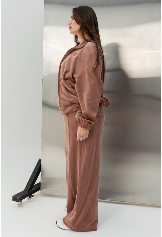Шоколадный велюровый костюм — 384689. Maritel. Изображенние 1 Шоколадный велюровый костюм — 384689. Maritel. Изображенние 1