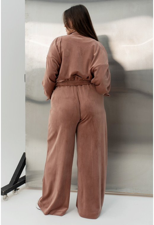 Шоколадный велюровый костюм — 384689. Maritel. Изображенние 2 Шоколадный велюровый костюм — 384689. Maritel. Изображенние 2