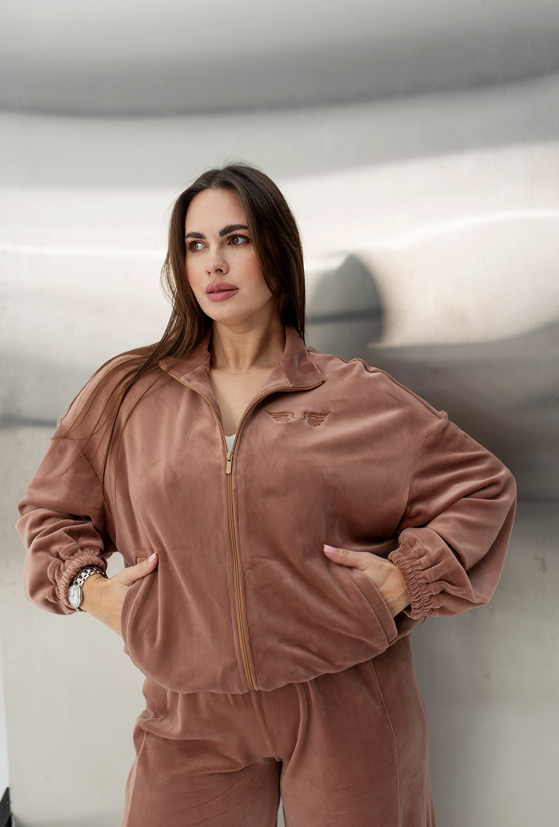 Шоколадный велюровый костюм — 384689. Maritel. Изображенние 3 Шоколадный велюровый костюм — 384689. Maritel. Изображенние 3