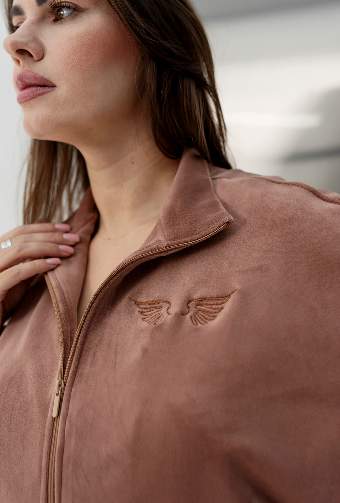 Шоколадный велюровый костюм — 384689. Maritel. Изображенние 4 Шоколадный велюровый костюм — 384689. Maritel. Изображенние 4