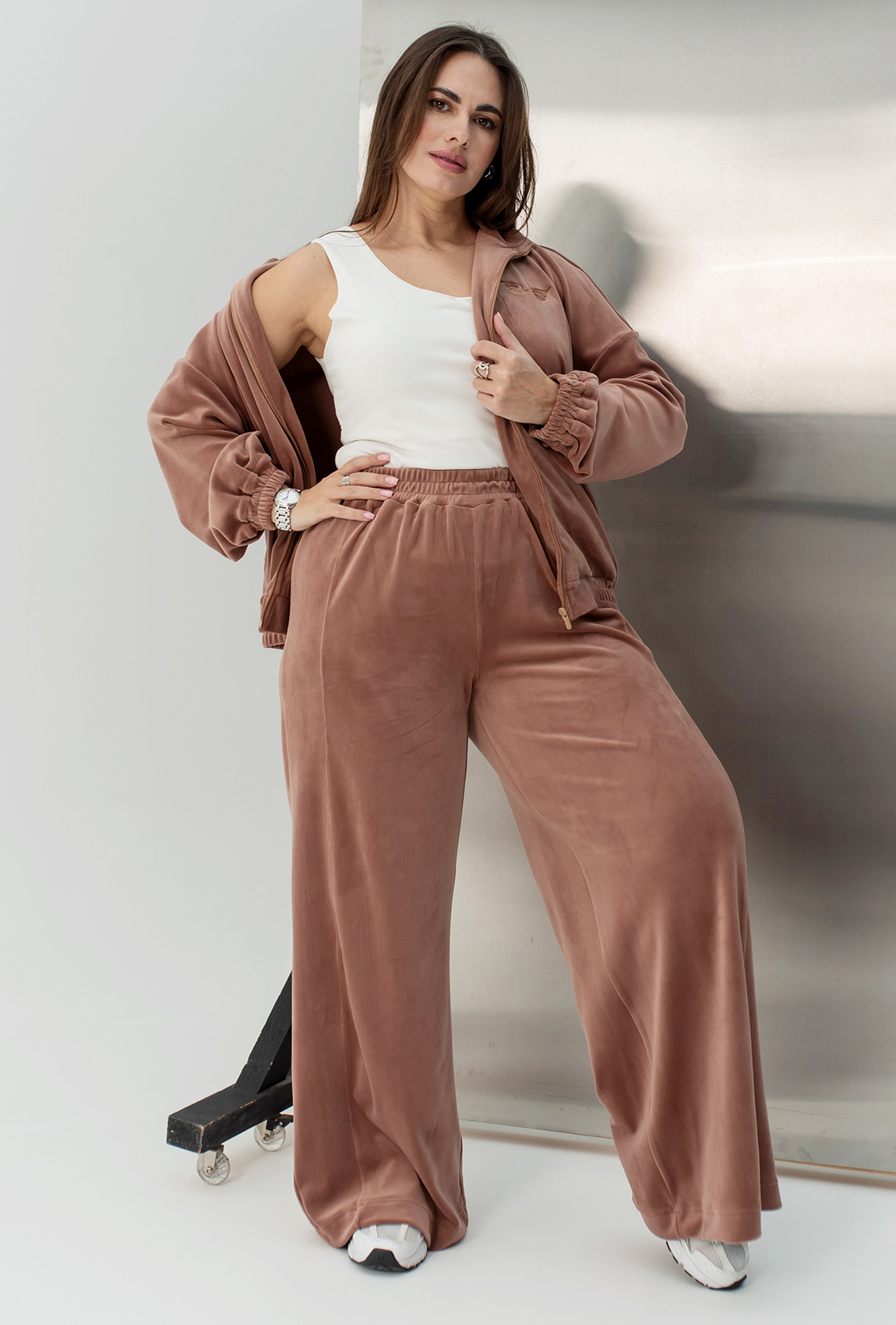 Шоколадный велюровый костюм — 384689. Maritel. Изображенние 6 Шоколадный велюровый костюм — 384689. Maritel. Изображенние 6