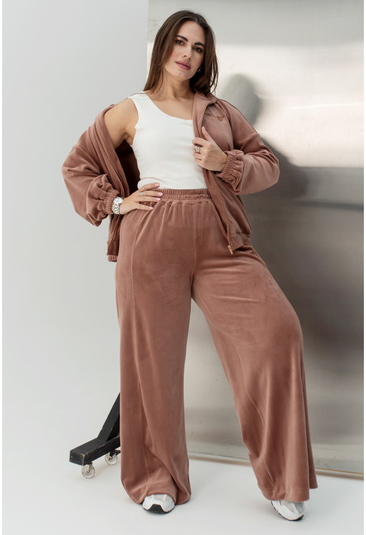 Шоколадный велюровый костюм — 384689. Maritel. Изображенние 6 Шоколадный велюровый костюм — 384689. Maritel. Изображенние 6