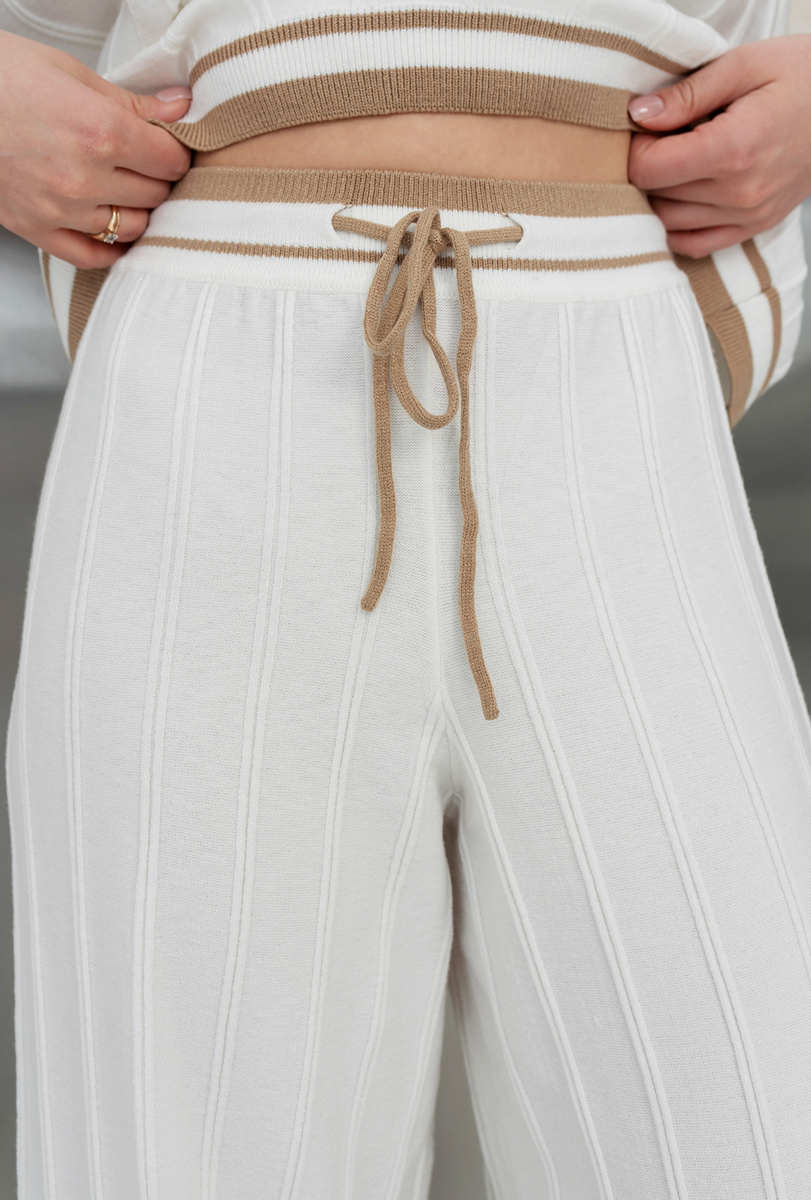 Молочний в'язаний костюм —  856306. Maritel. Зображення 7