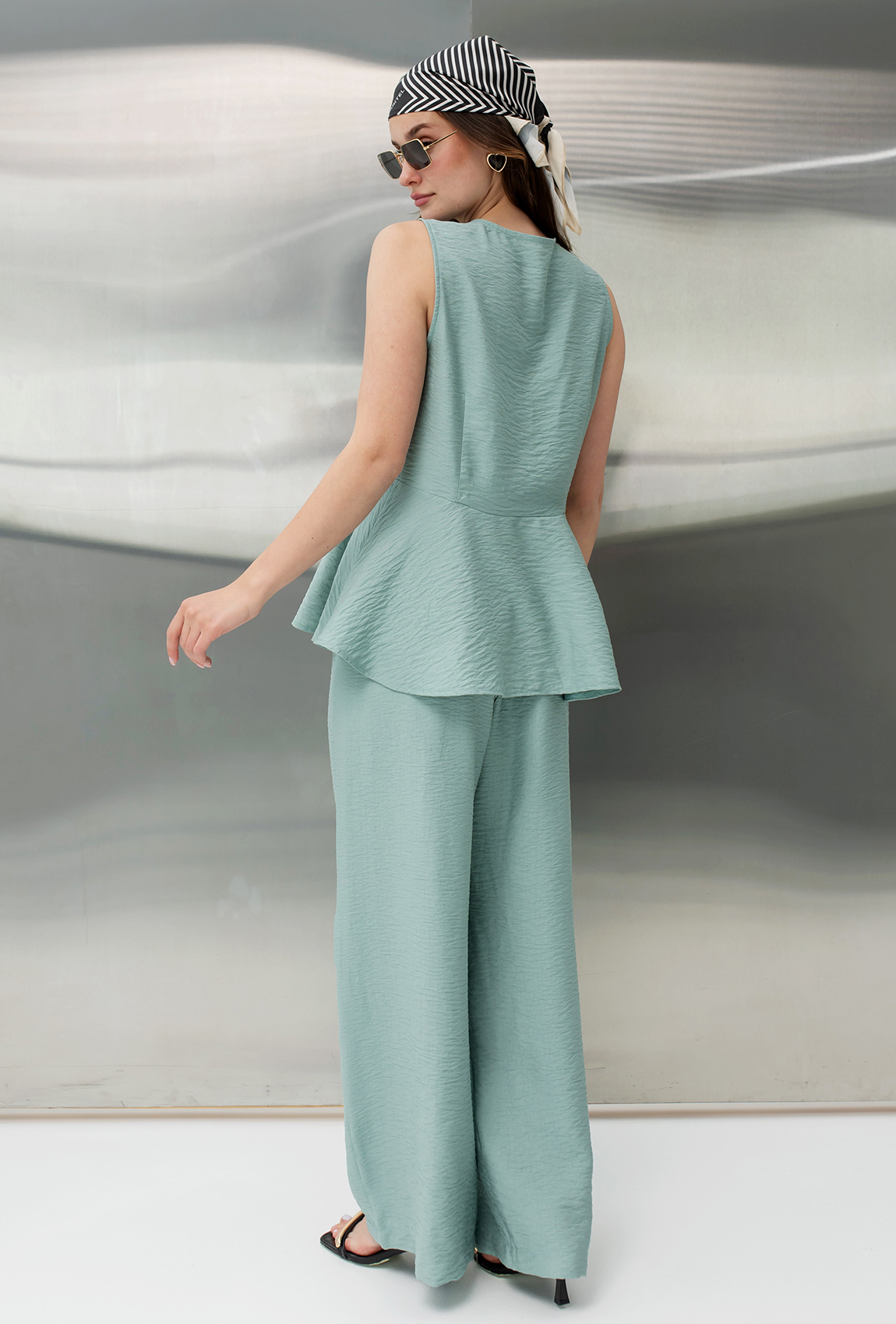 Оливковий костюм з баскою —  807913. Maritel. Зображення 2