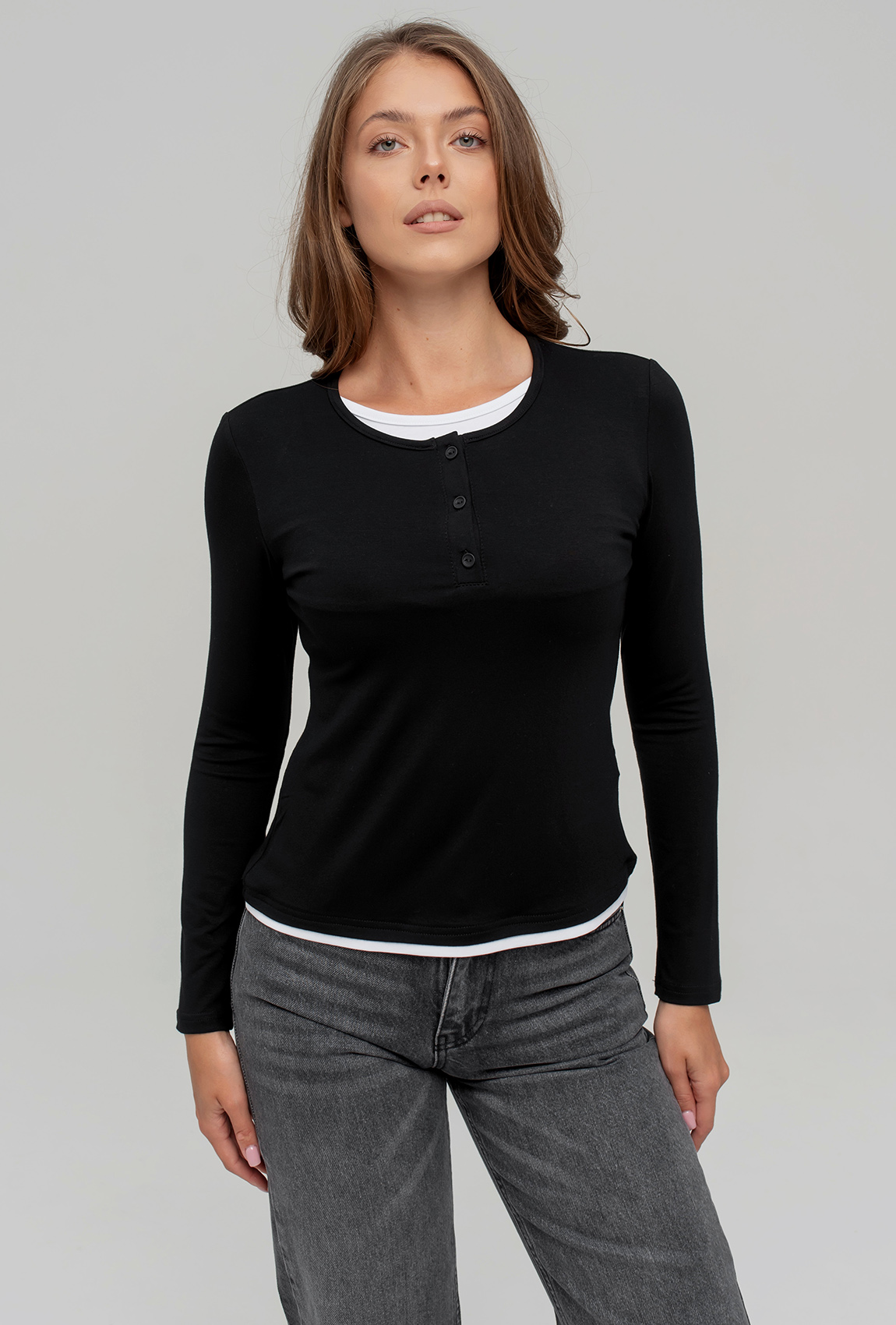 Черный вискозный лонгслив с пуговицами —  740610. Maritel
