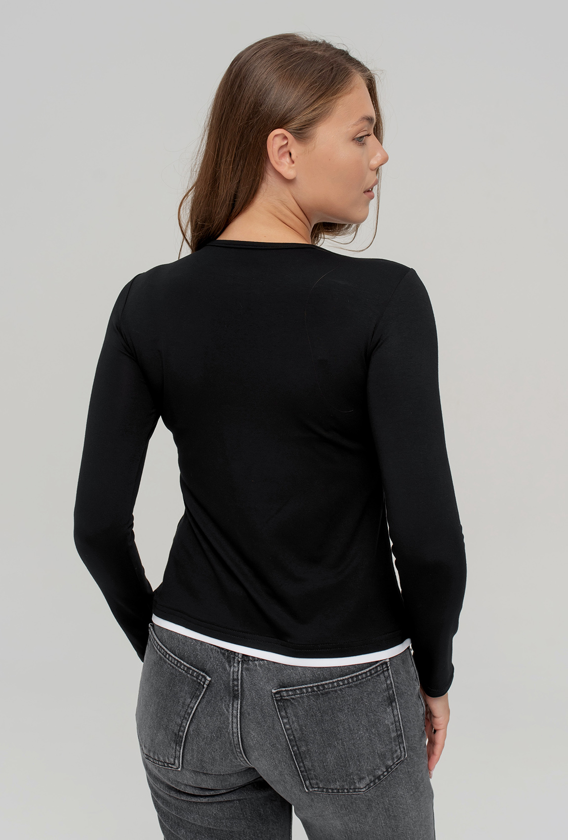 Черный вискозный лонгслив с пуговицами —  740610. Maritel. Изображенние 1