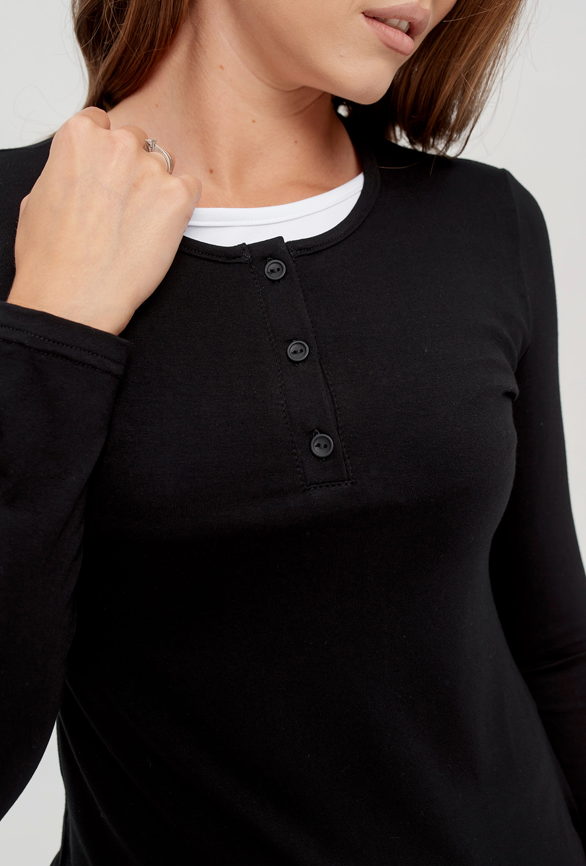 Черный вискозный лонгслив с пуговицами —  740610. Maritel. Изображенние 2
