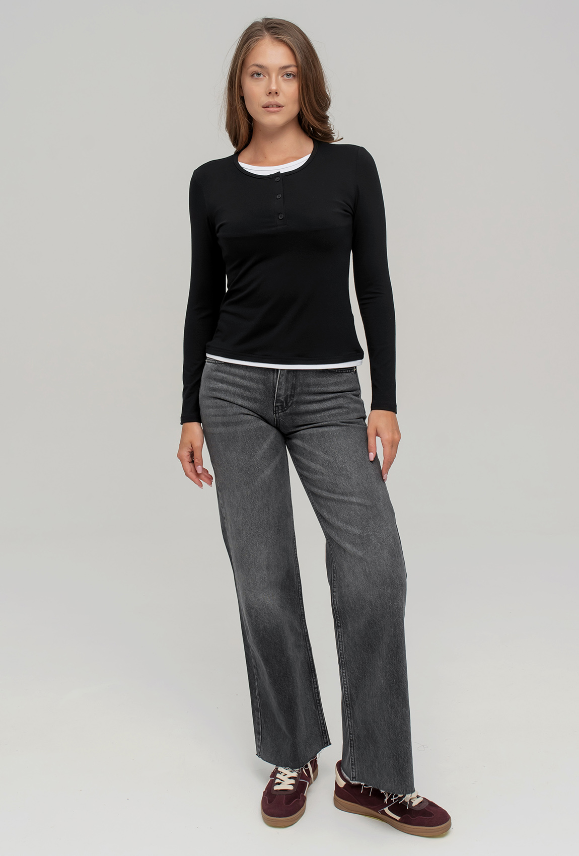 Черный вискозный лонгслив с пуговицами —  740610. Maritel. Изображенние 4