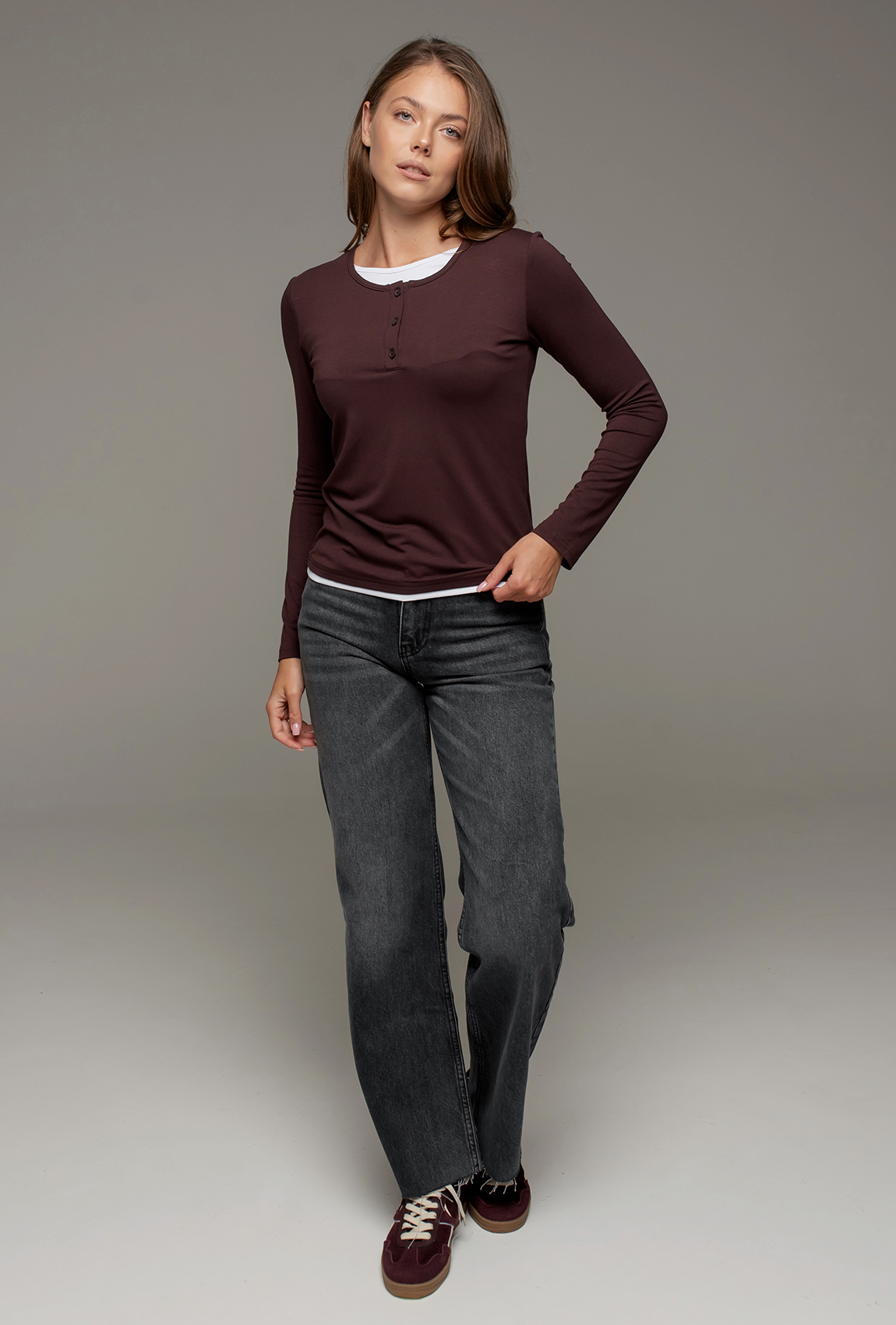 Шоколадный вискозный лонгслив с пуговицами —  538639. Maritel. Изображенние 4