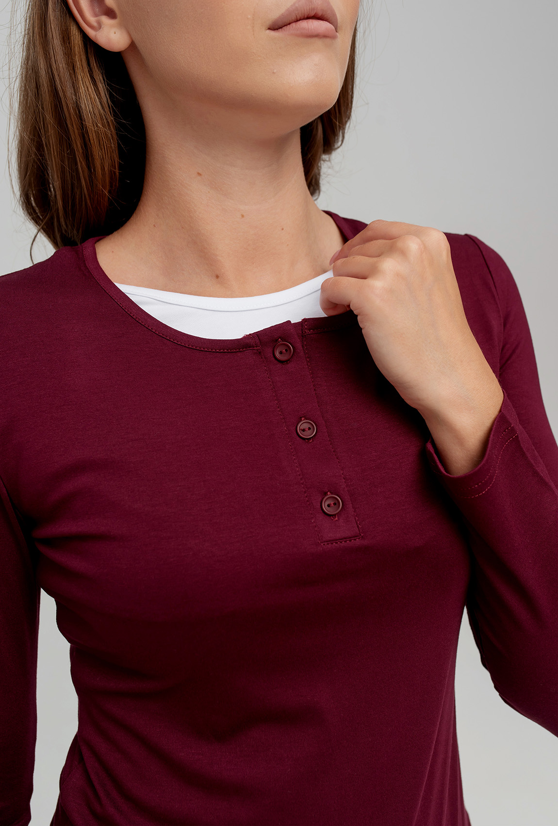 Вишневый вискозный лонгслив с пуговицами —  758034. Maritel. Изображенние 2