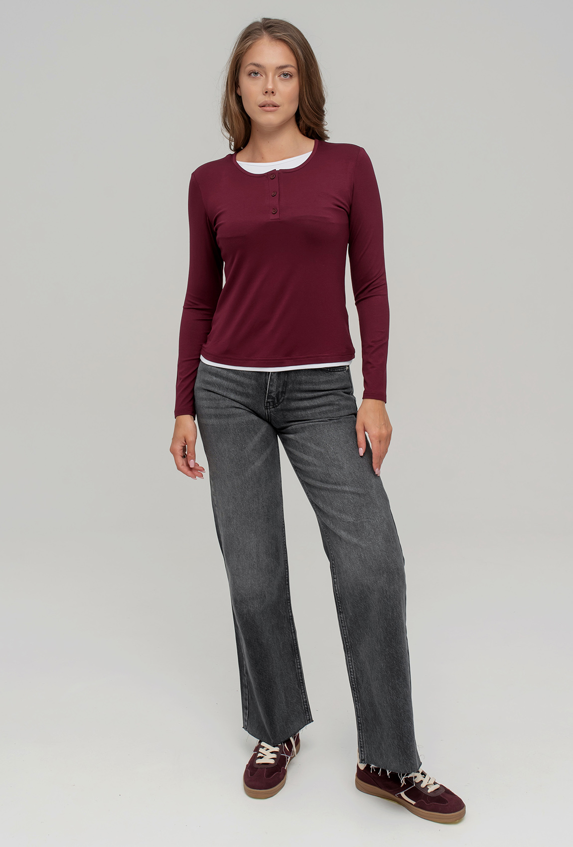 Вишневый вискозный лонгслив с пуговицами —  758034. Maritel. Изображенние 4