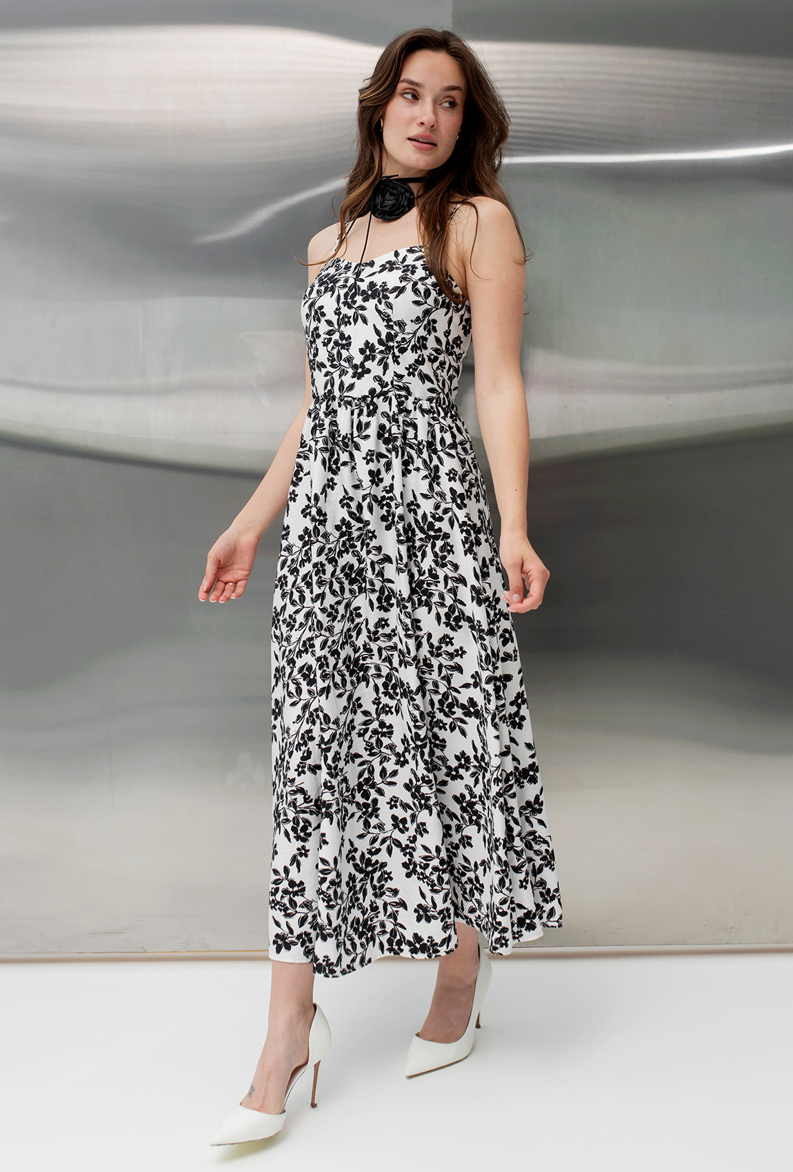 Белый сарафан миди в чёрный цветок на бретелях —  486305. Maritel. Изображенние 3