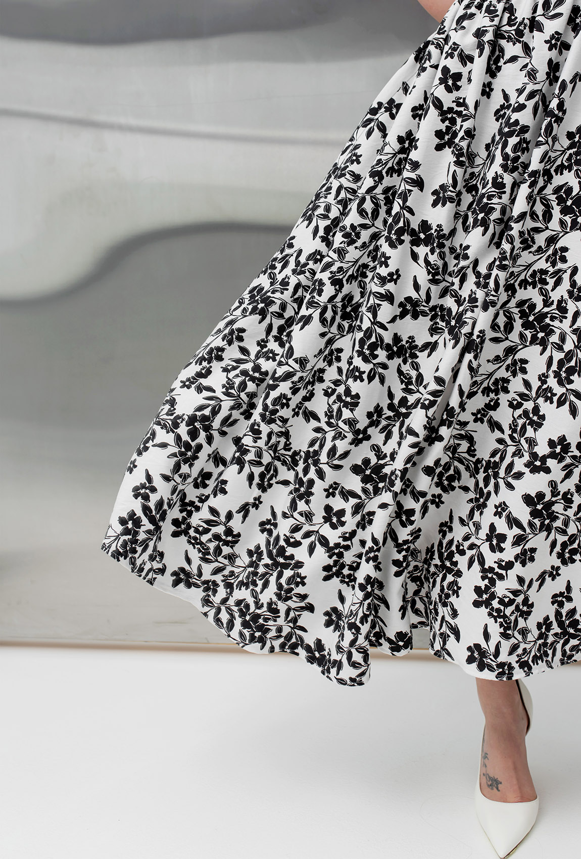 Белый сарафан миди в чёрный цветок на бретелях —  486305. Maritel. Изображенние 6