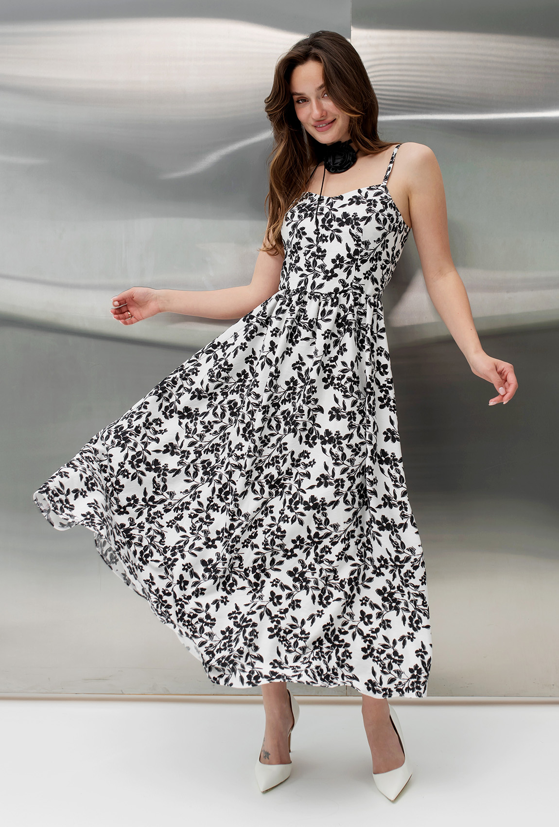 Белый сарафан миди в чёрный цветок на бретелях —  486305. Maritel. Изображенние 7