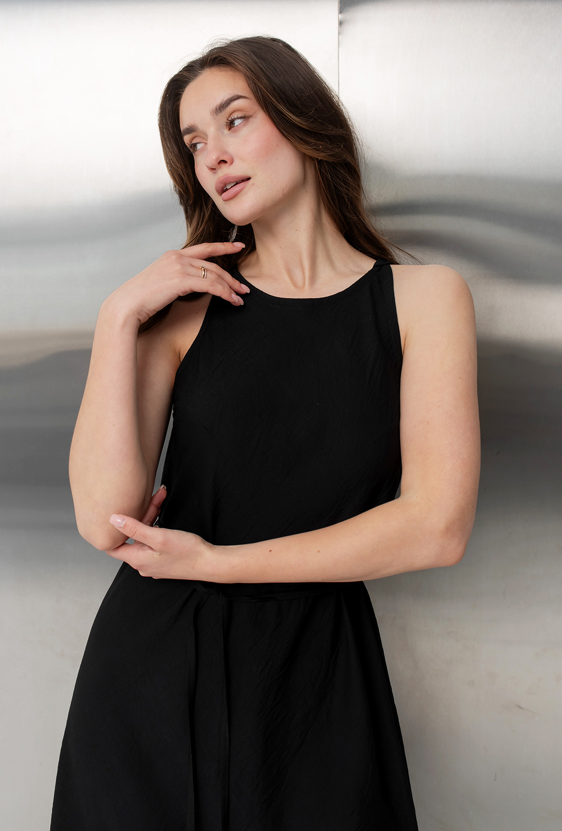 Черный льняной сарафан с поясом —  308864. Maritel. Изображенние 3