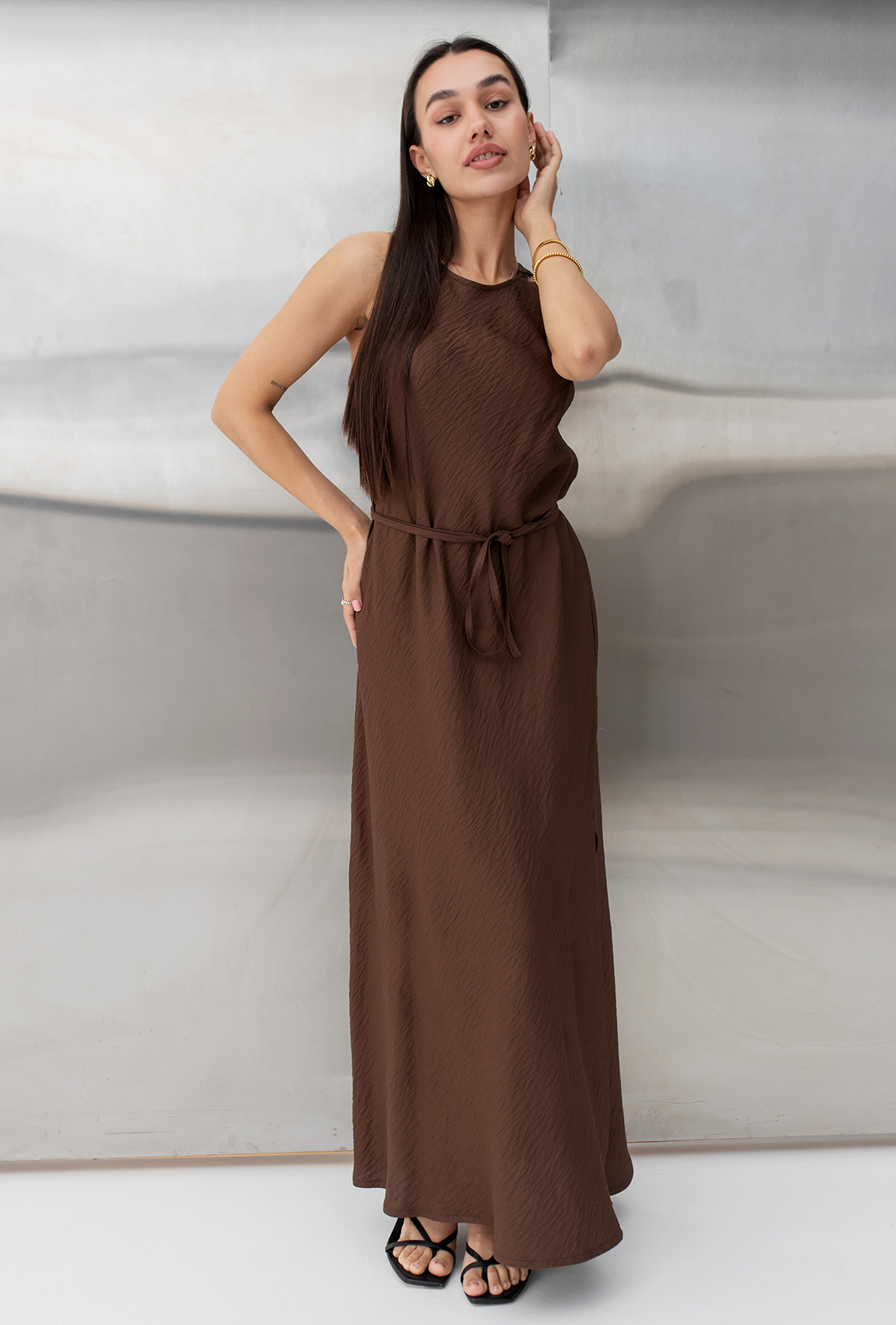 Шоколадный льняной сарафан с поясом —  175826. Maritel Шоколадный льняной сарафан с поясом —  175826. Maritel