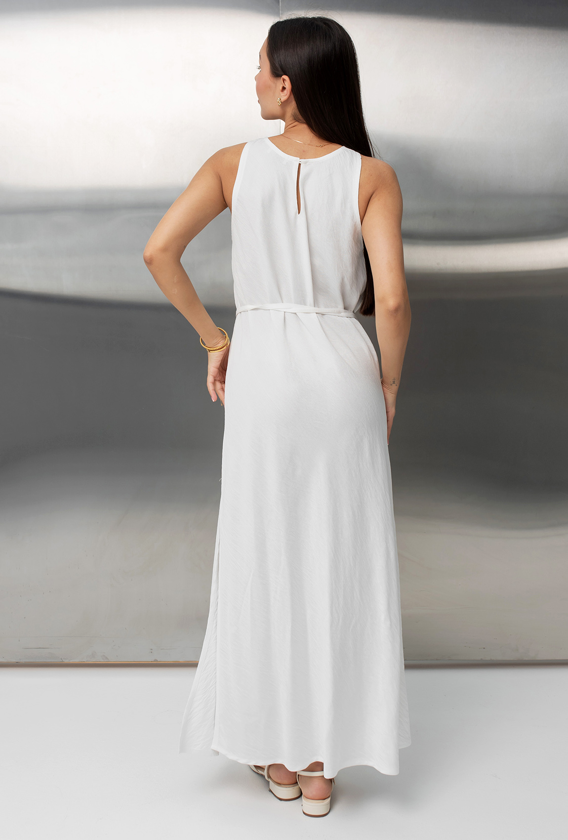 Молочный льняной сарафан с поясом —  318372. Maritel. Изображенние 2