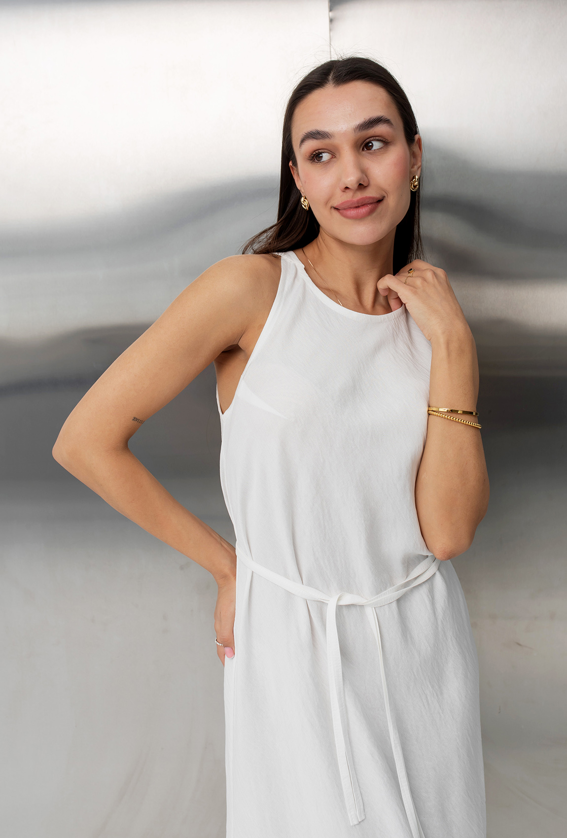 Молочный льняной сарафан с поясом —  318372. Maritel. Изображенние 3