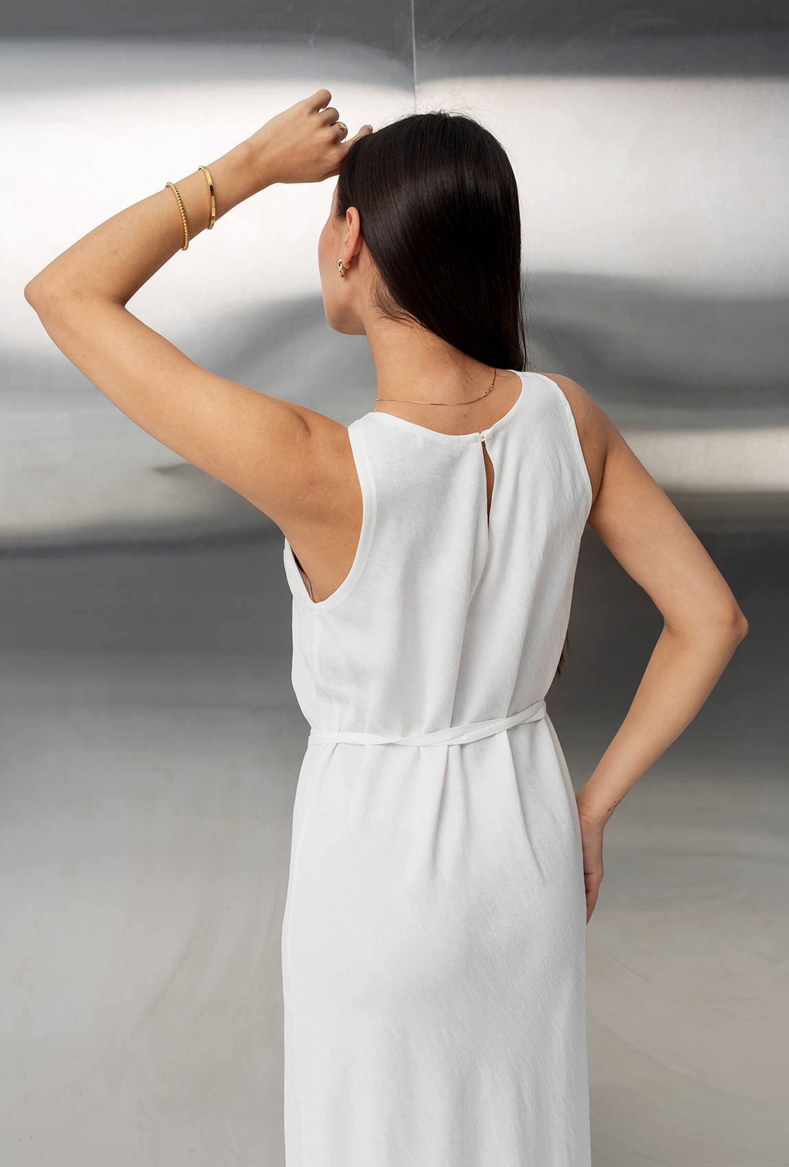 Молочный льняной сарафан с поясом —  318372. Maritel. Изображенние 5