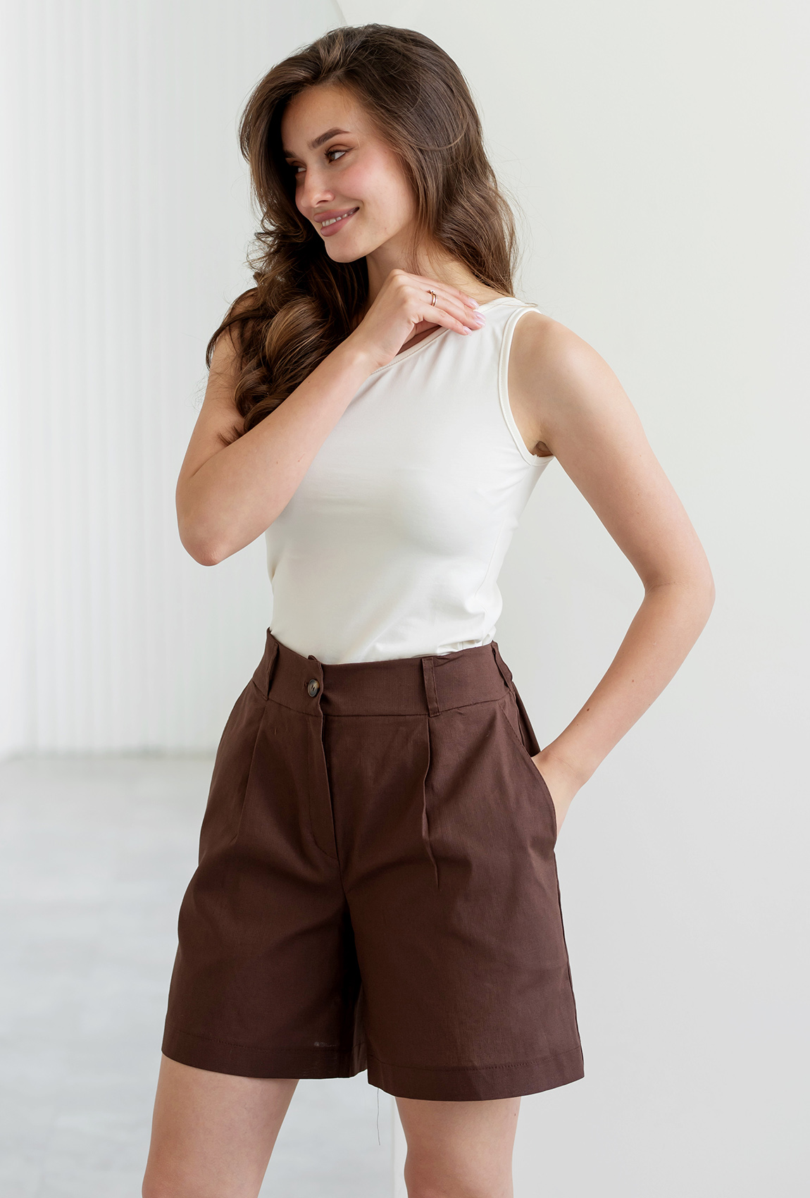Шоколадные короткие льняные шорты —  476027. Maritel. Изображенние 2