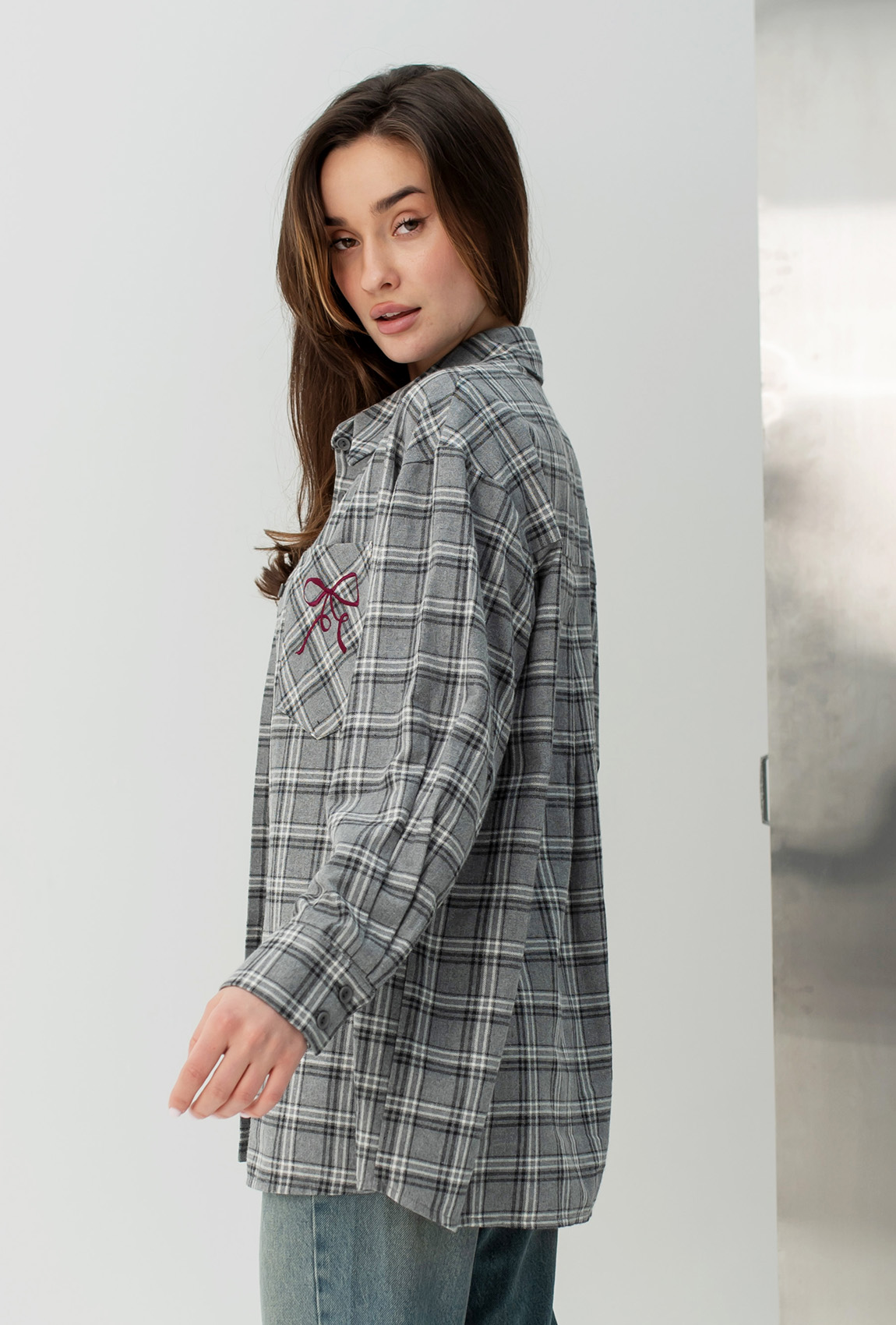 Серая рубашка в клетку с бантом — 218746. Maritel. Изображенние 1 Серая рубашка в клетку с бантом — 218746. Maritel. Изображенние 1