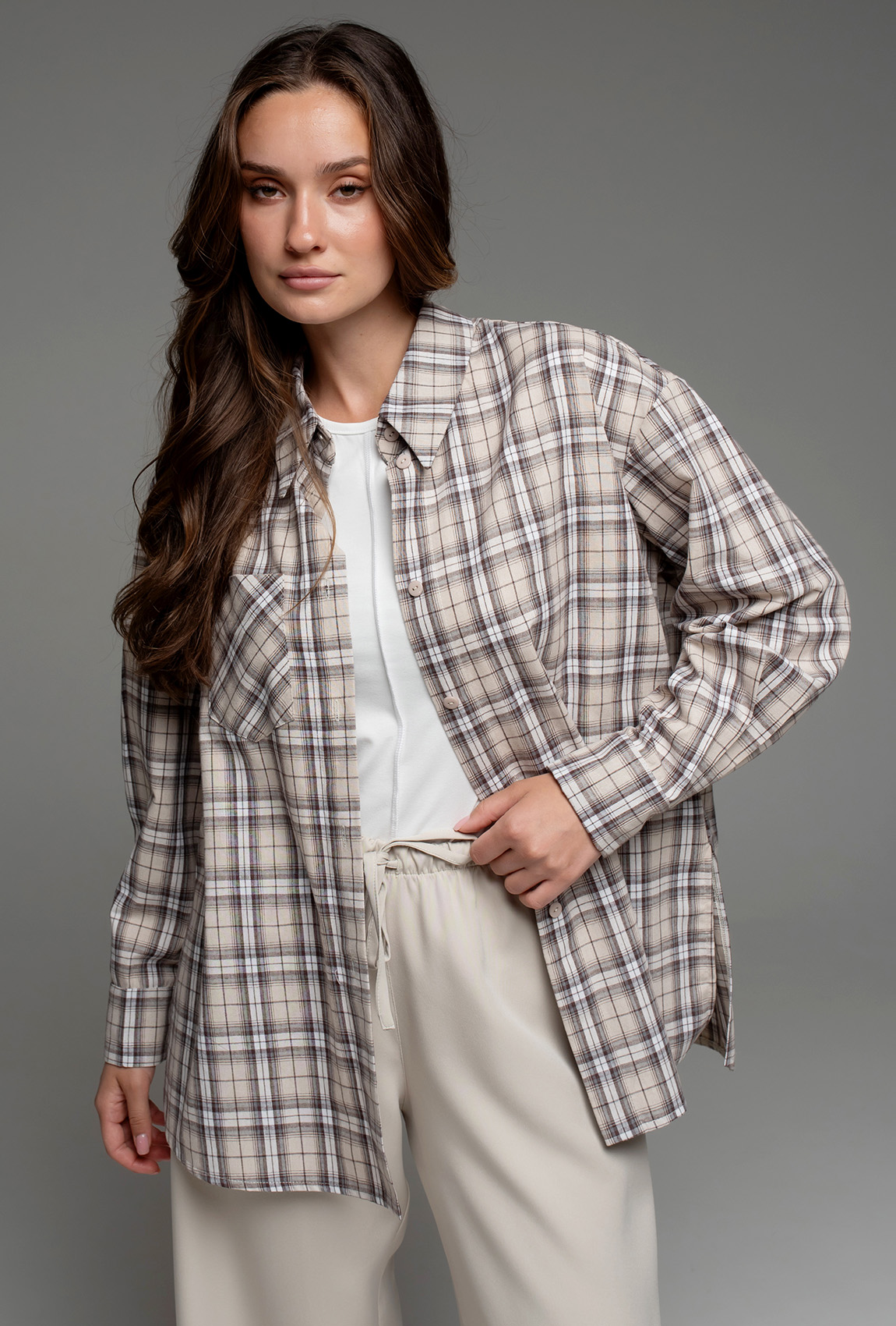 Бежевая рубашка в клетку с разрезами —  361679. Maritel