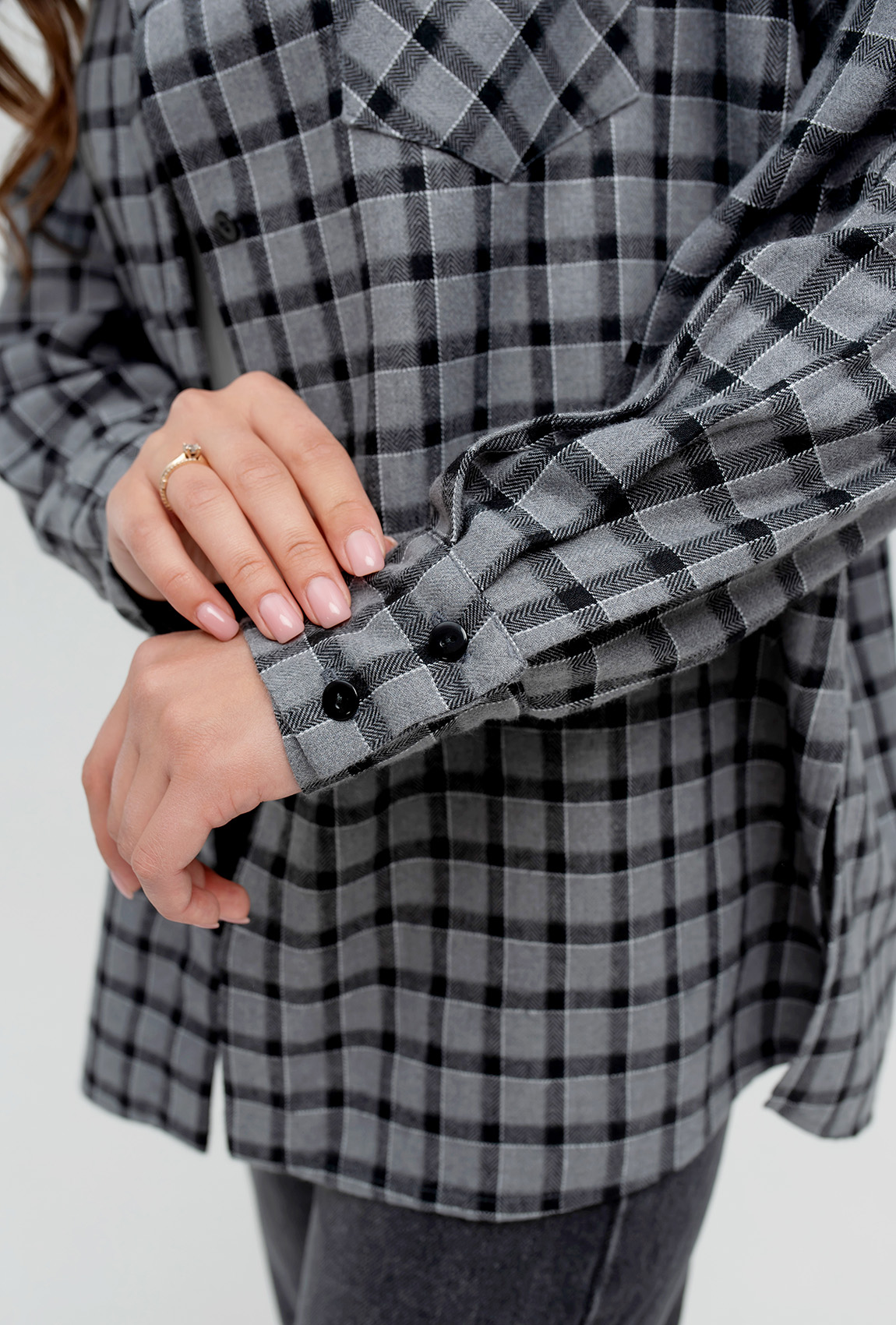 Графитовая рубашка в клетку с разрезами —  288906. Maritel. Изображенние 4