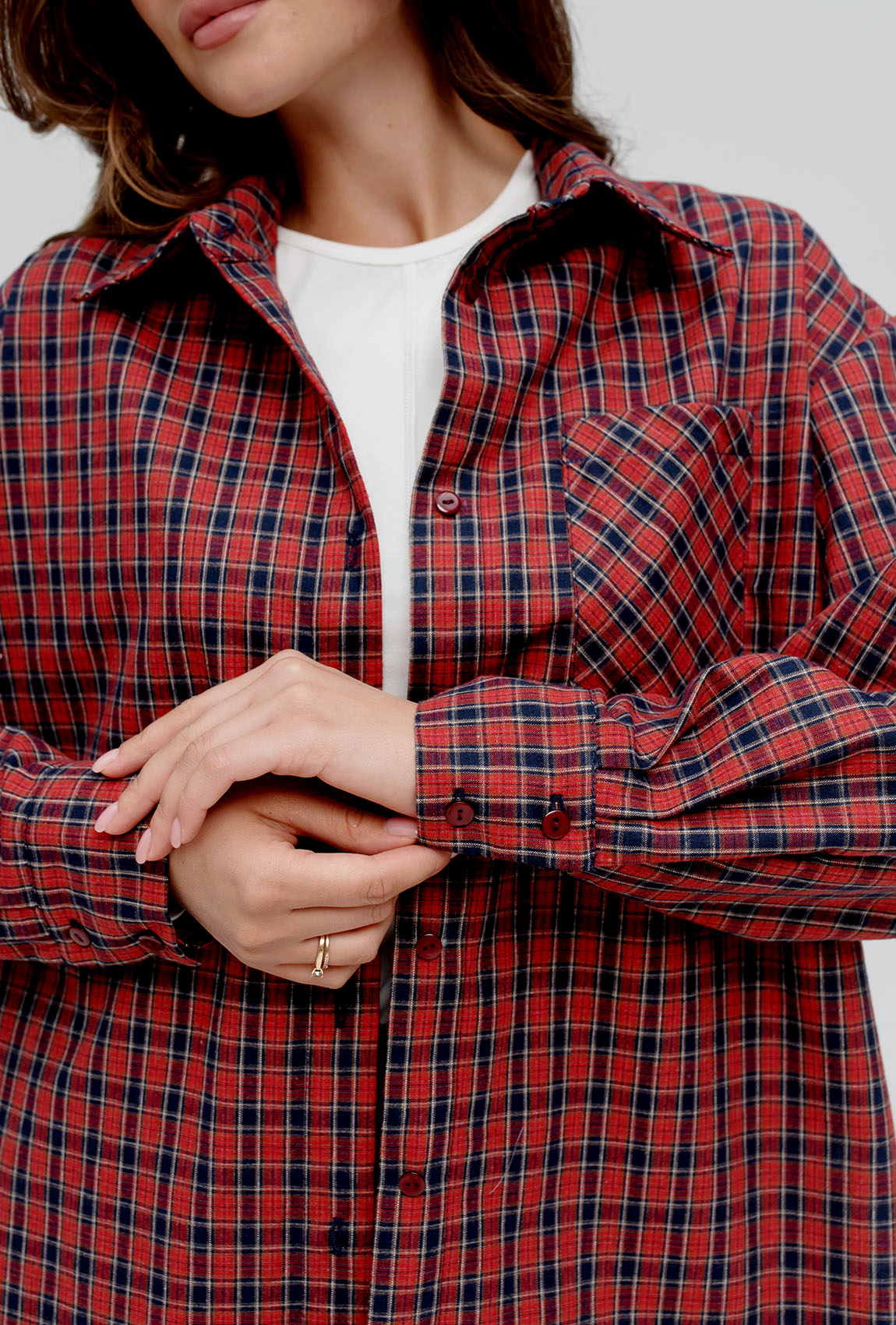 Вишневая рубашка в клетку с разрезами —  243209. Maritel. Изображенние 3