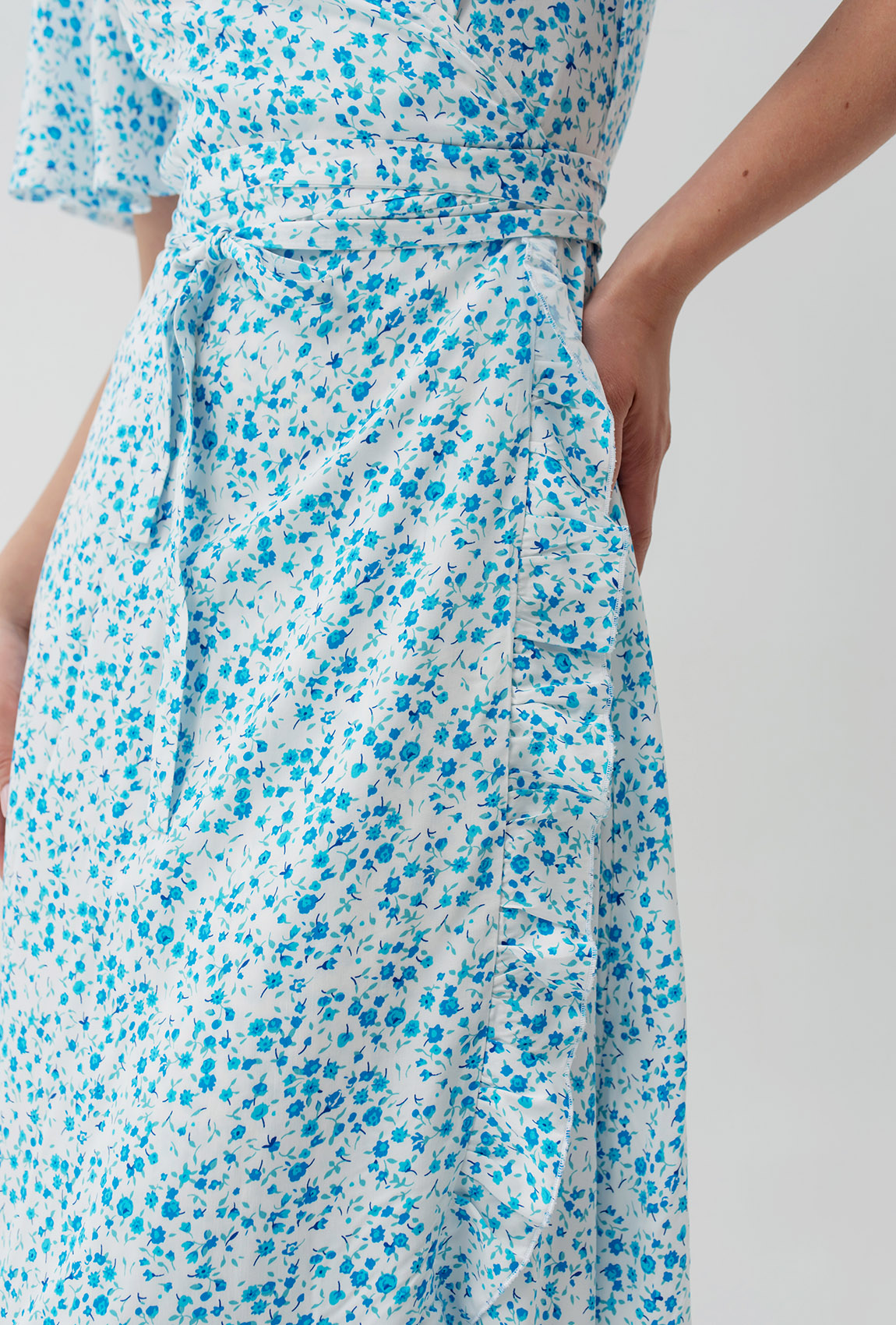Сукня на запах біла у блакитну квітку —  280373. Maritel. Зображення 5
