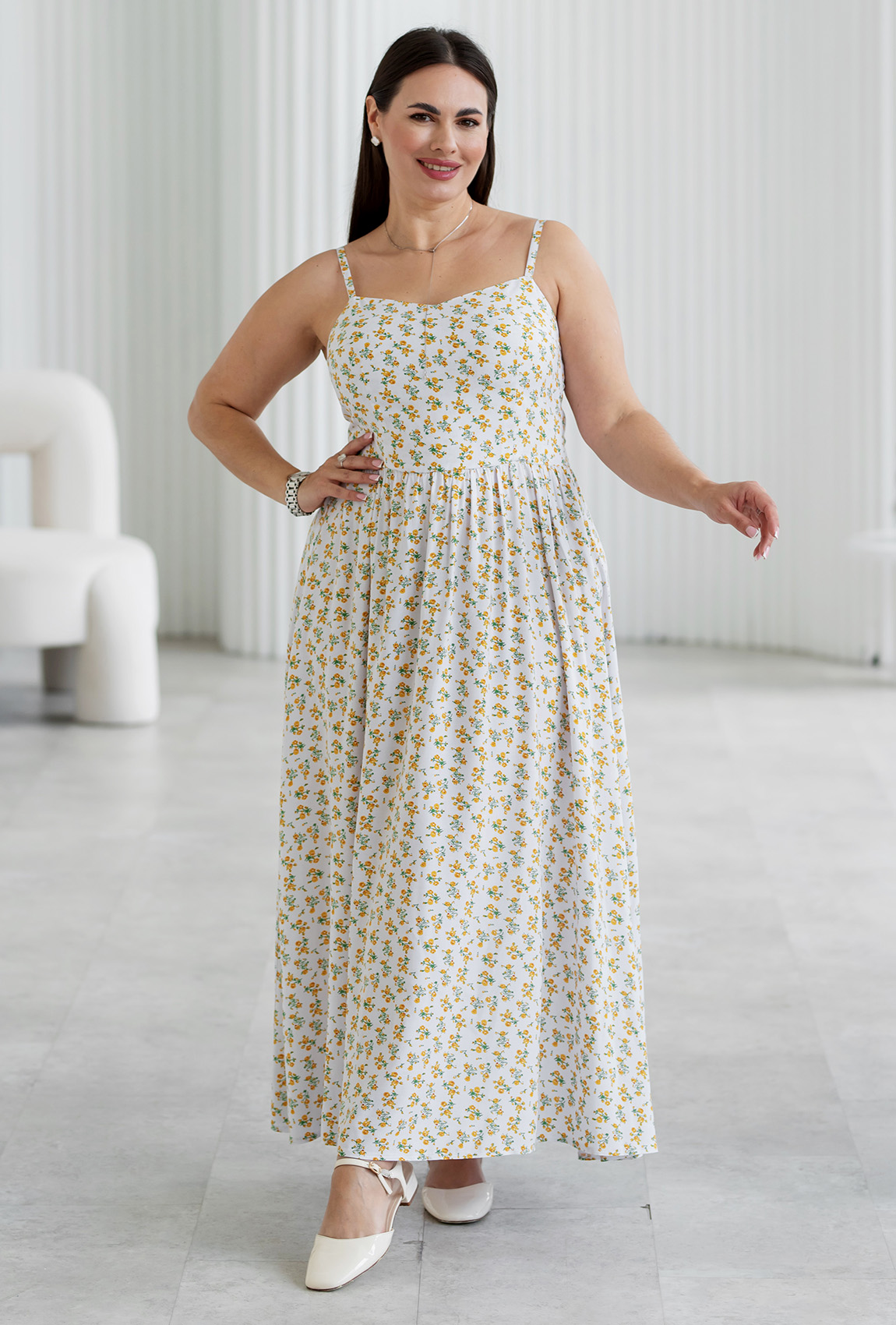 Белое в желтый цветок платье штапель миди на бретелях —  412436. Maritel