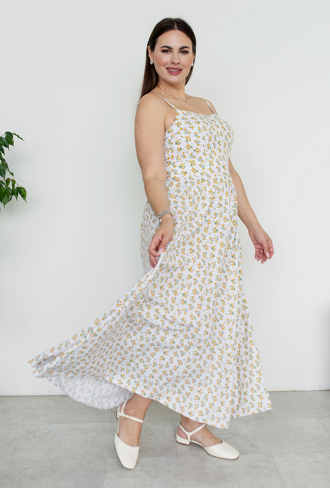 Белое в желтый цветок платье штапель миди на бретелях —  412436. Maritel. Изображенние 1