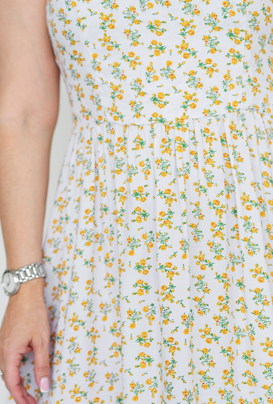 Белое в желтый цветок платье штапель миди на бретелях —  412436. Maritel. Изображенние 4