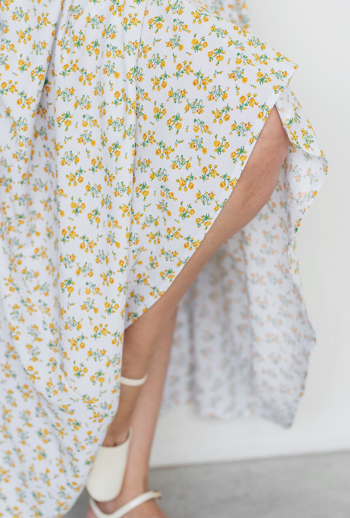 Белое в желтый цветок платье штапель миди на бретелях —  412436. Maritel. Изображенние 6