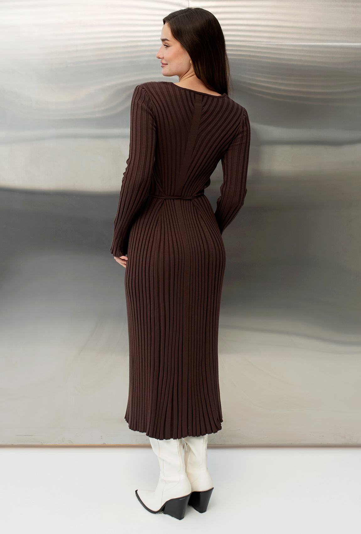 Шоколадна в'язана сукня зі шнурком — 481298. Maritel. Зображення 1 Шоколадна в'язана сукня зі шнурком — 481298. Maritel. Зображення 1