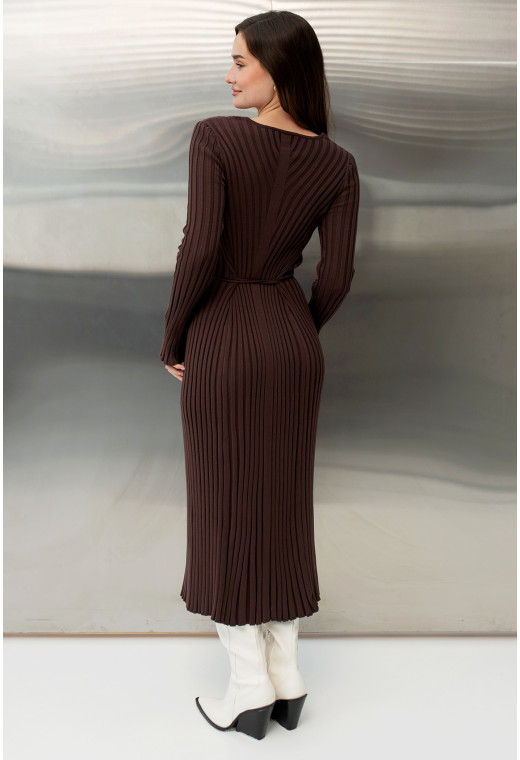 Шоколадна в'язана сукня зі шнурком — 481298. Maritel. Зображення 1 Шоколадна в'язана сукня зі шнурком — 481298. Maritel. Зображення 1