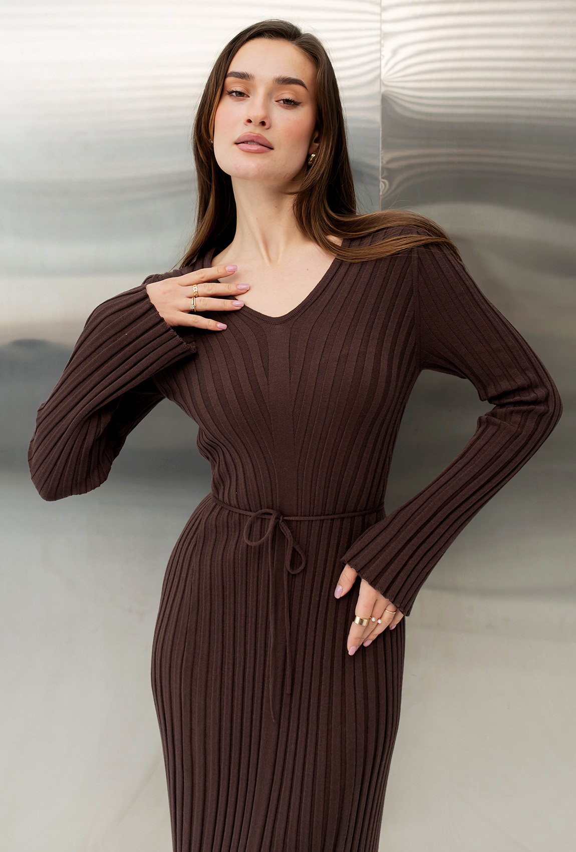 Шоколадна в'язана сукня зі шнурком — 481298. Maritel. Зображення 2 Шоколадна в'язана сукня зі шнурком — 481298. Maritel. Зображення 2