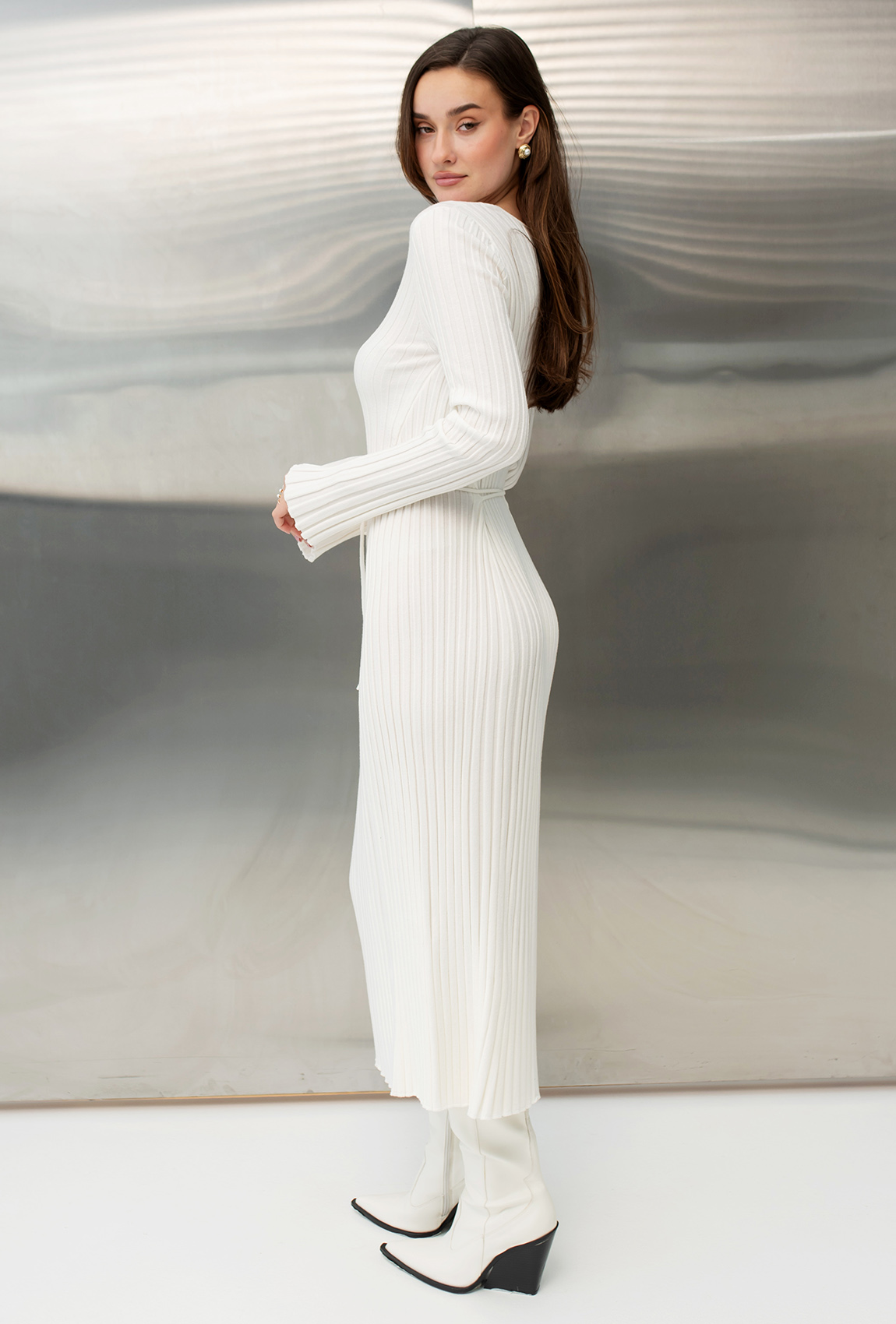 Молочна в'язана сукня зі шнурком —  914529. Maritel. Зображення 1