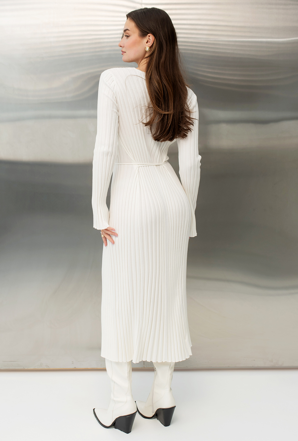 Молочна в'язана сукня зі шнурком —  914529. Maritel. Зображення 2