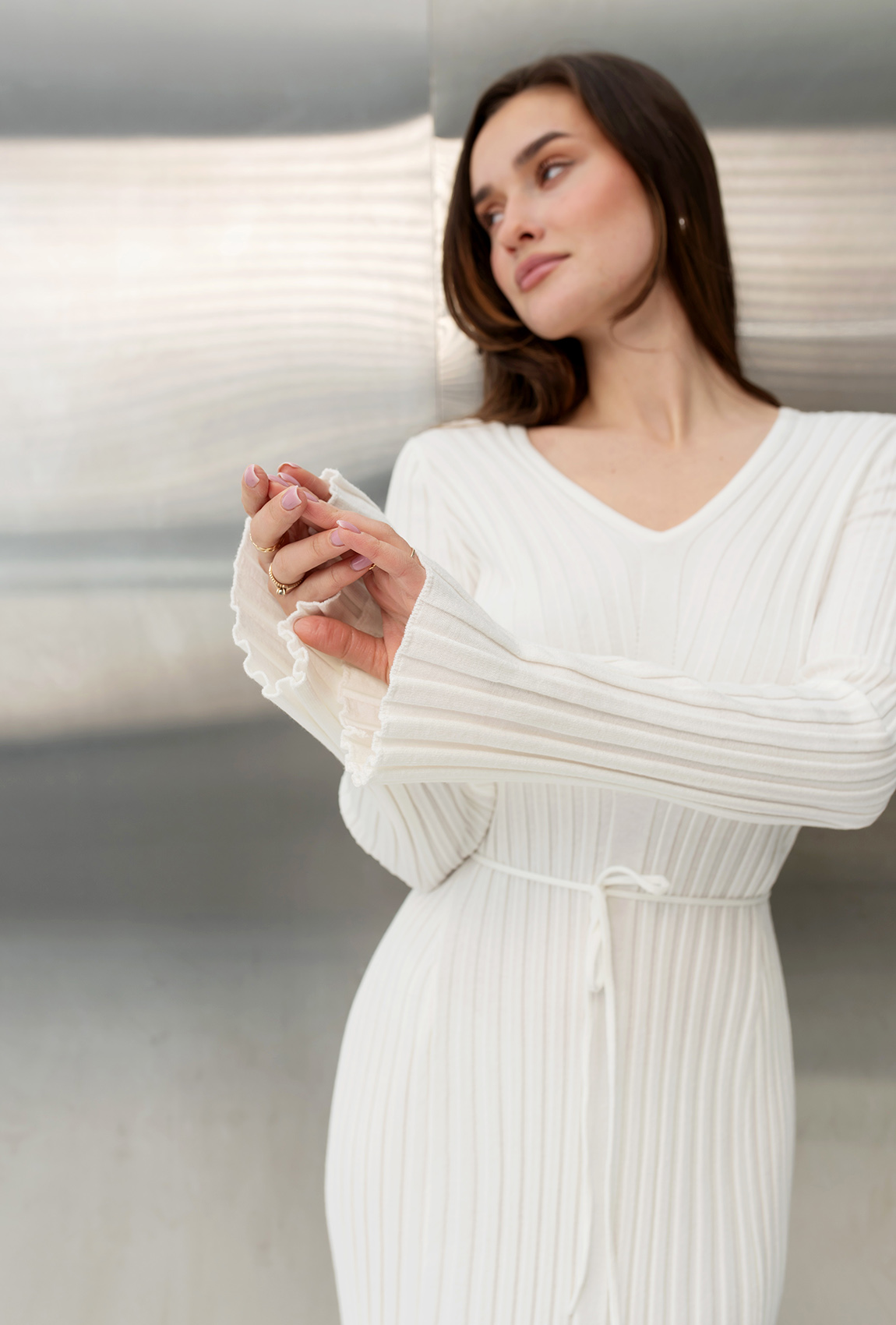 Молочна в'язана сукня зі шнурком —  914529. Maritel. Зображення 3