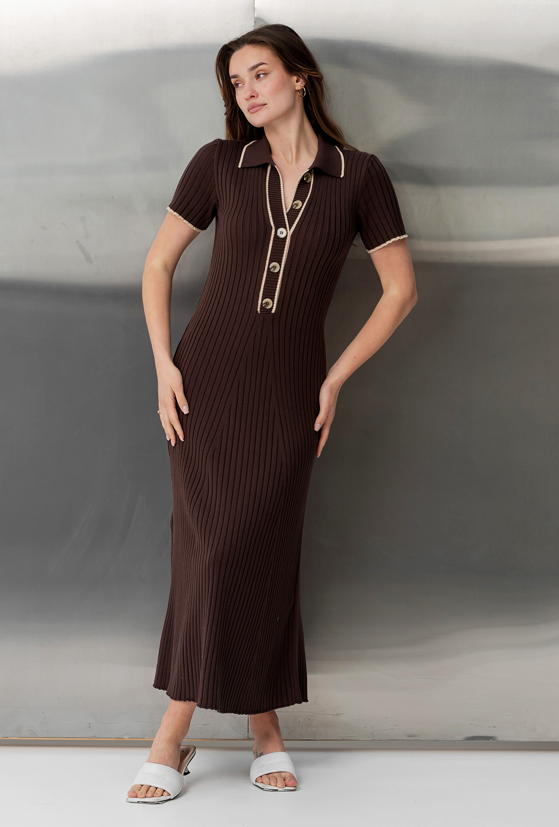 Шоколадна сукня в'язка з гудзиками —  662486. Maritel