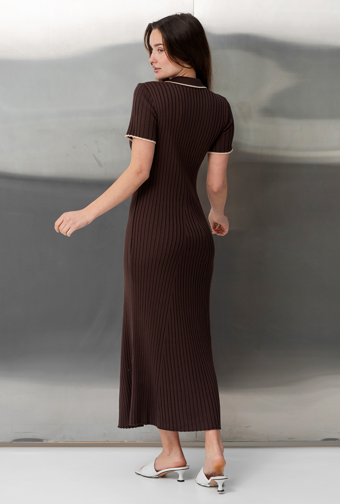 Шоколадна сукня в'язка з гудзиками —  662486. Maritel. Зображення 4