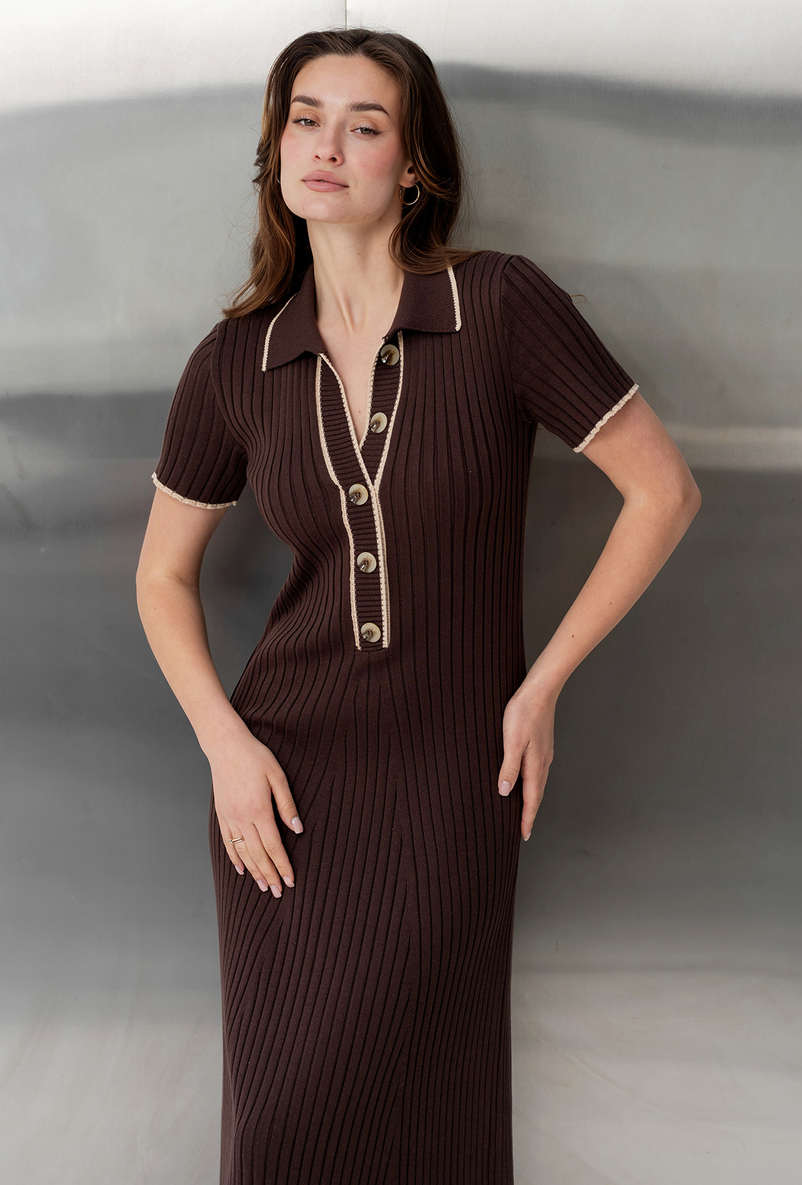 Шоколадна сукня в'язка з гудзиками —  662486. Maritel. Зображення 5