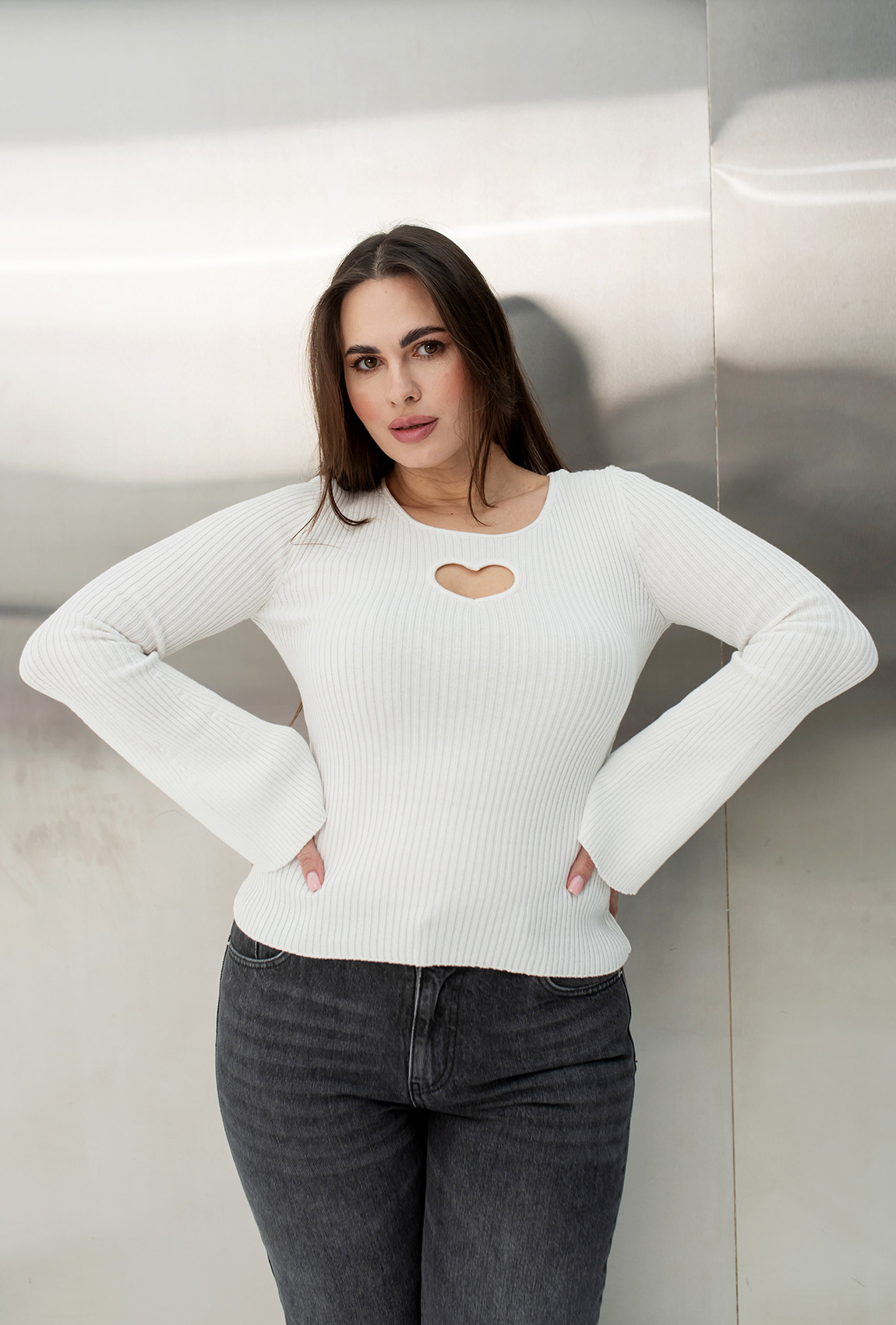 Молочна в'язана кофта з серцем —  625260. Maritel. Зображення 3
