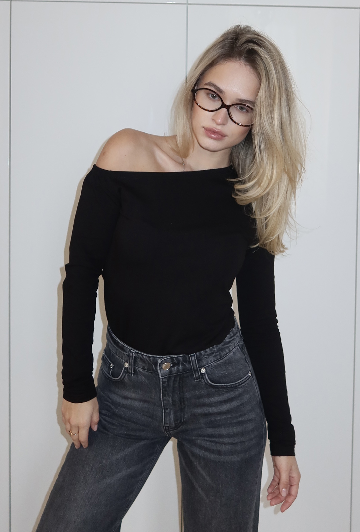 Чорний лонгслів на одне плече. Maritel. Зображення 4